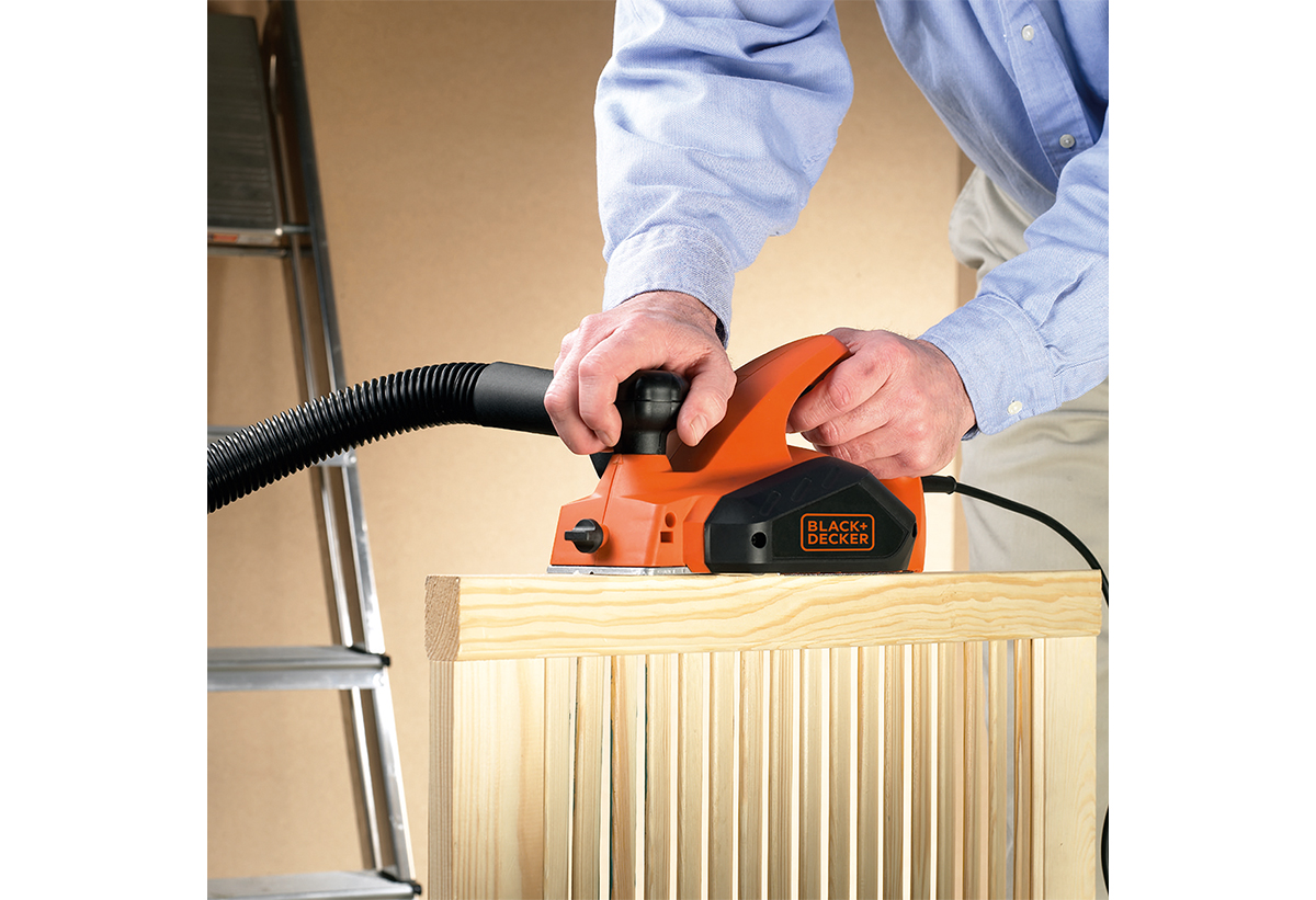 Απεικονίζεται η χρήση της πλάνης σε ξύλο.